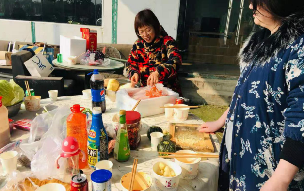 成都香草山示美園藝設計有限公司全體員工及弟兄姊妹在苗圃組織燒烤活動(dòng)。